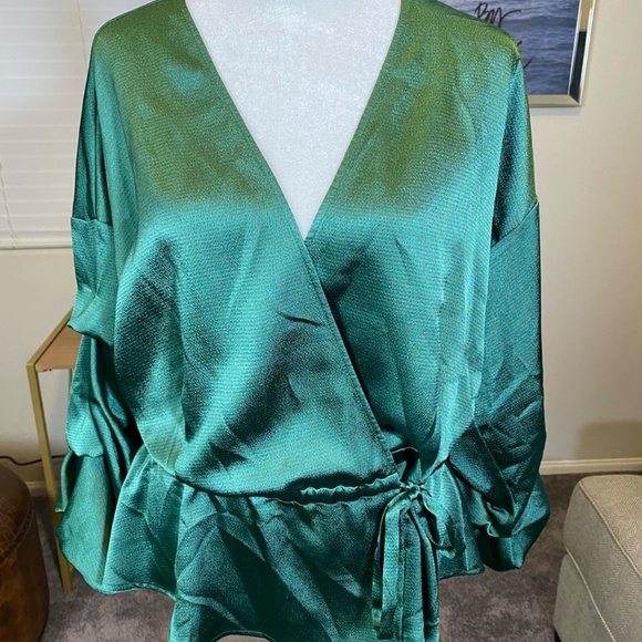 Bebe Silky Wrap Blouse – Size XL – NWT Hunter Green - Picture 4 of 5